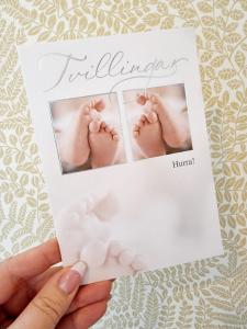 Tvillingar Hurra! - kort med 2 par bebisfötter, Pictura