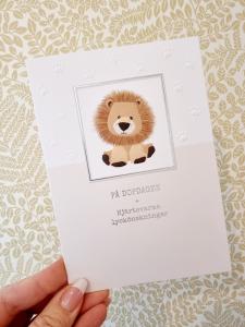 På dopdagen Hjärtevarma lyckönskningar - dubbelt kort med ett lejon, Pictura