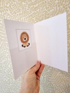 På dopdagen Hjärtevarma lyckönskningar - dubbelt kort med ett lejon, Pictura