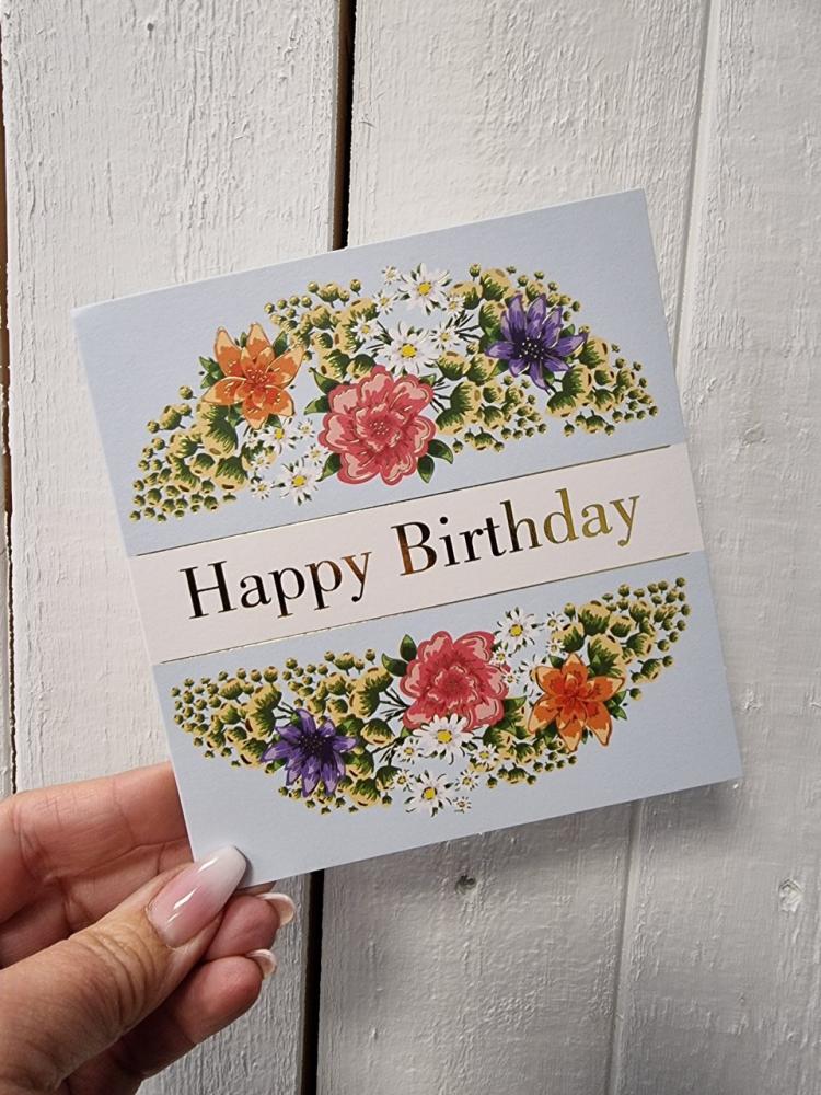 Happy Birthday - Dubbelt kort med blommor på ljusblå botten, Pictura