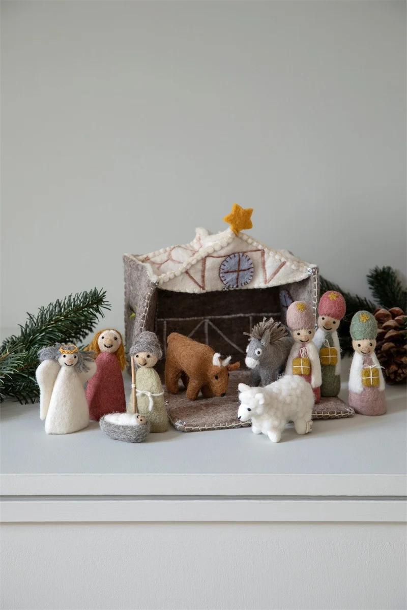 Tovat julkrubba inklusive dockor och djur (100022) - Én Gry & Sif                  LEV V.40