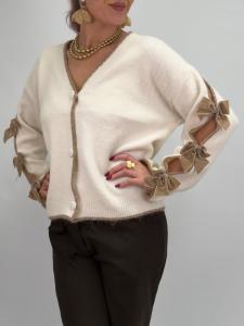 Stickad Kofta med rosetter, Vit Maud - Gemini        BERÄKNAD LEV: JAN/FEB