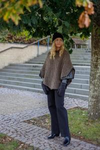 Poncho, Stickad Randig i Caffe Latte / Grå, Pella -  Black Colour