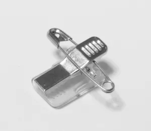 Klämma för ID-kortshållare, Självhäftande med säkerhetsnål och krokodilklämma, Förpackning 100 st