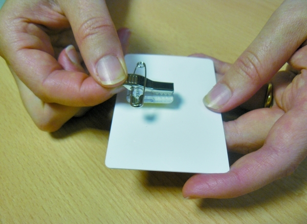 Klämma för ID-kortshållare, Självhäftande med säkerhetsnål och krokodilklämma, Förpackning 100 st