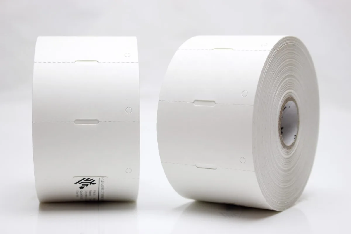 Etikettrulle, DT, Häng-tag med hål, Perf, 57x35Ø25,4 mm, 967 st/rulle