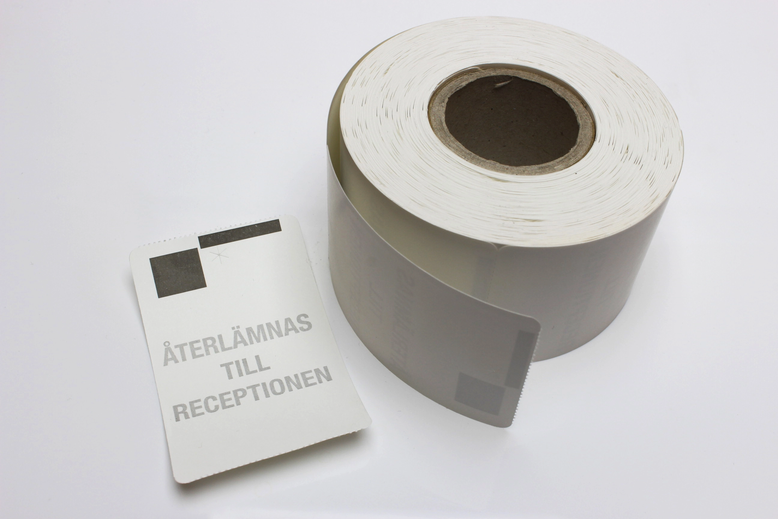 Besöksbiljetter, 54x86 mm, Text "ÅTERLÄMNAS TILL RECEPTIONEN", Rulle, DT, Läsmärke, 500 st/rulle