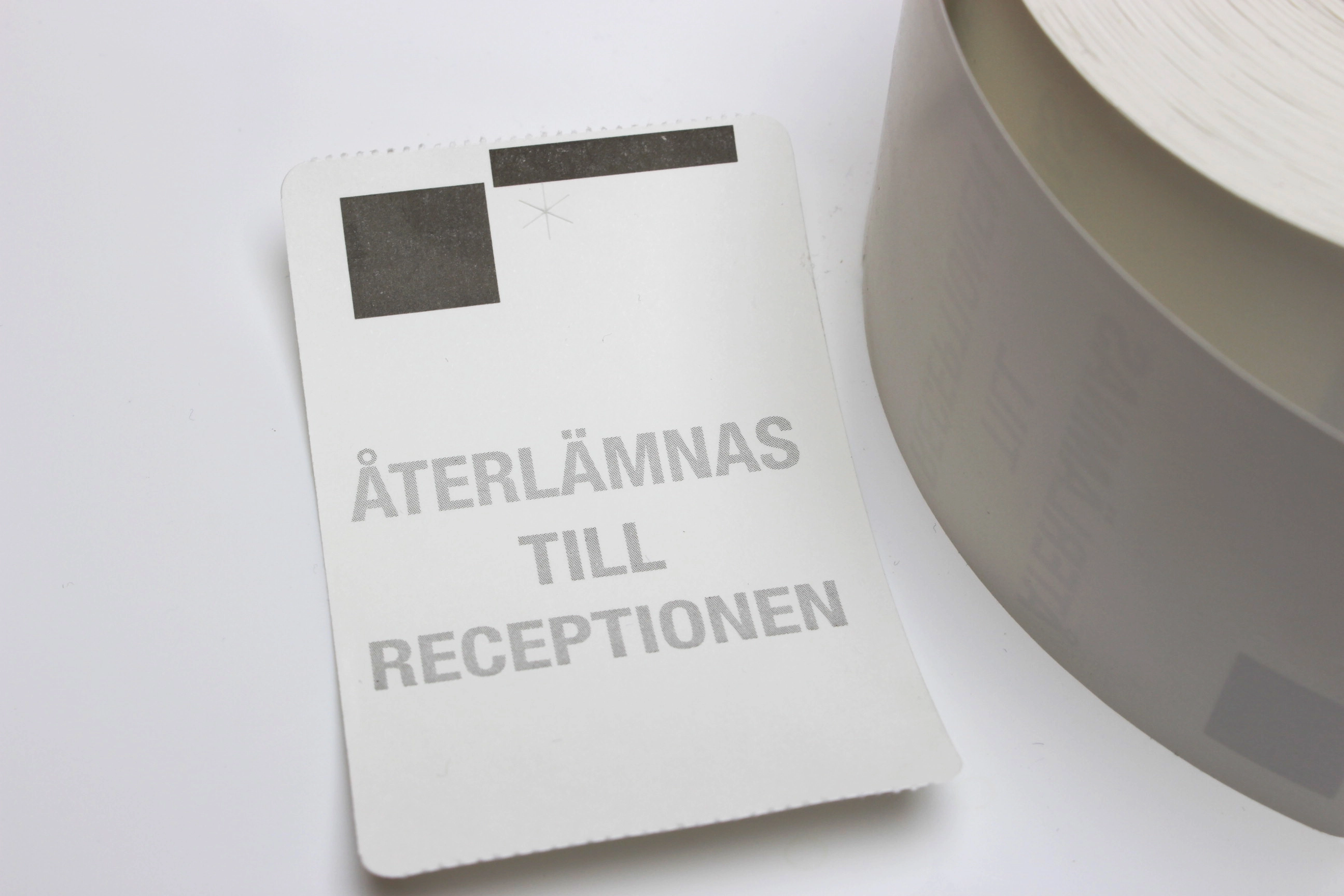 Besöksbiljetter, 54x86 mm, Text "ÅTERLÄMNAS TILL RECEPTIONEN", Rulle, DT, Läsmärke, 500 st/rulle