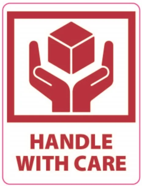 Varningsetikett med händer och texten "Handle with care", 105x74 mm, 500 st
