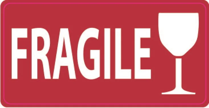 Varningsetikett med vinglas och texten "Fragile", 51x38 mm, 500 st