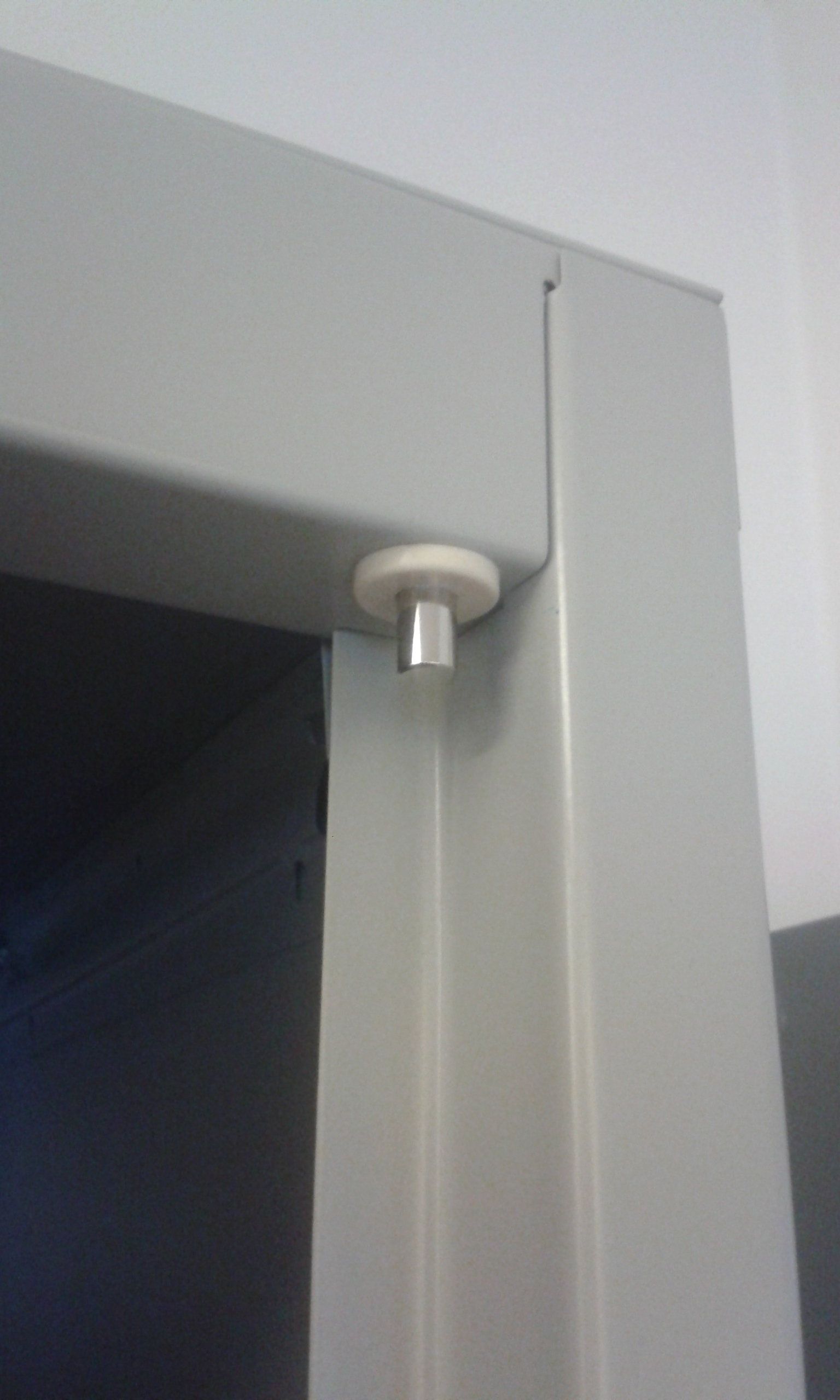 Pluppar till klädskåp, Håller fast lucka på klädskåp