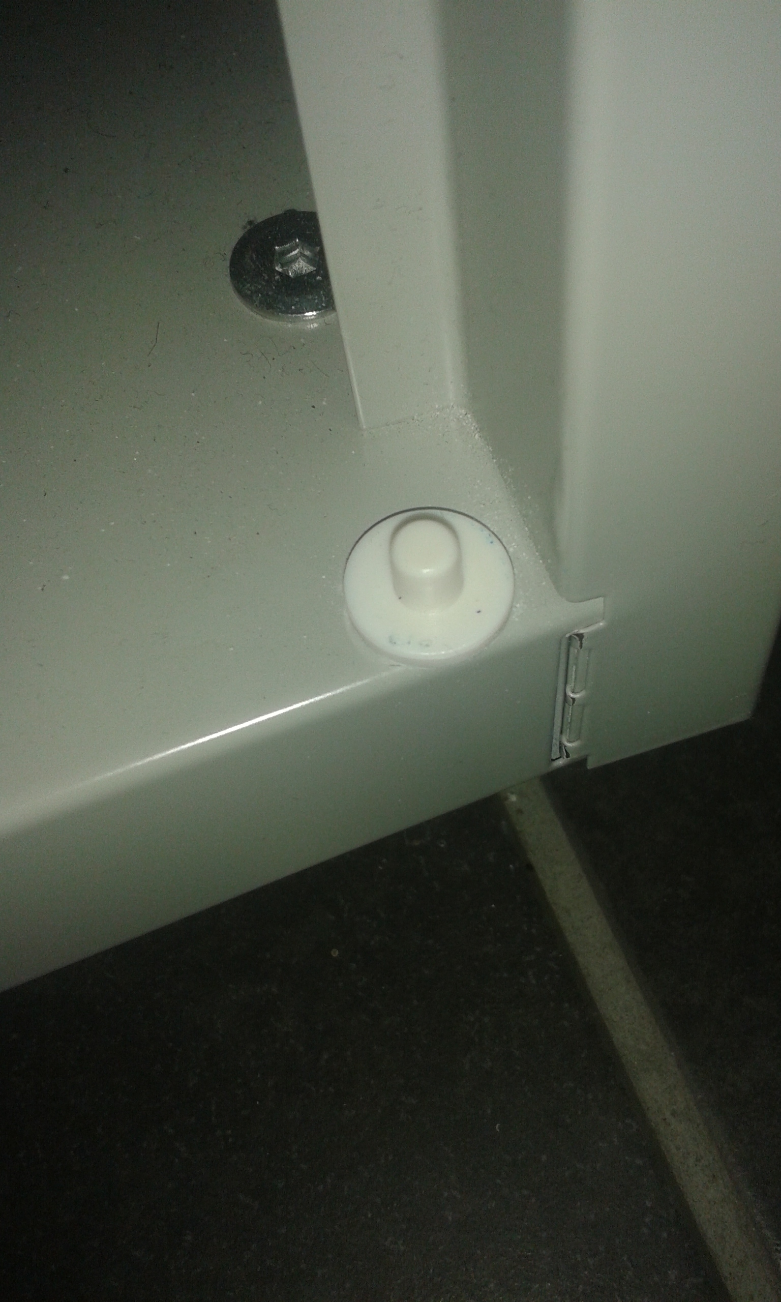 Pluppar till klädskåp, Håller fast lucka på klädskåp