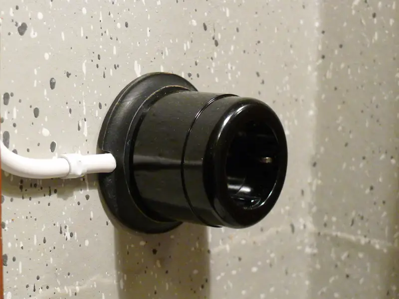 Vägguttag/ Svart bakelit/ Utanpåliggande