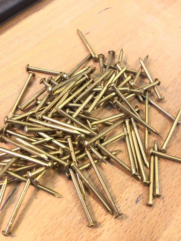 Mässingsspik, spik