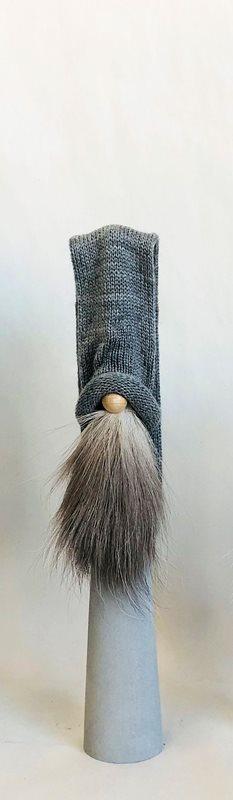 Långtomte med renskinn och stickad luva/ Tomte