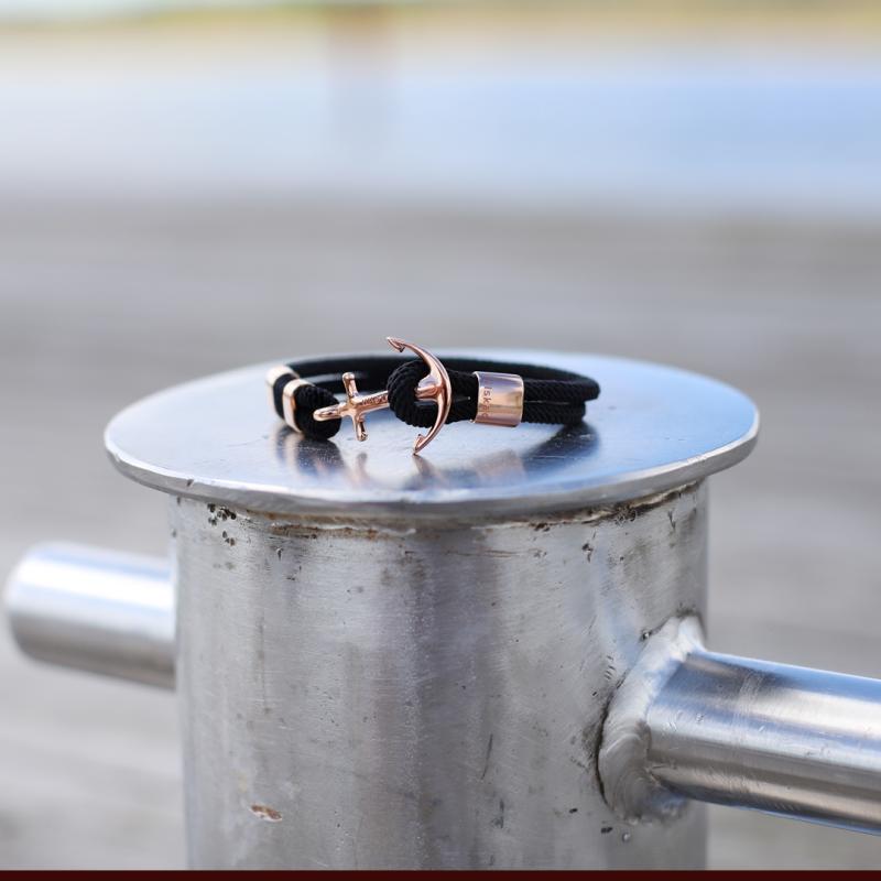 Svart ankararmband med gravyr älskad