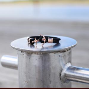 Svart ankararmband med gravyr älskad