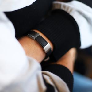 Läderarmband med graverade brickor, Älskad dotter, mamma, syster...mfl