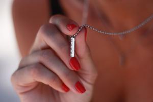 Personligt strasshalsband med gravyr, Fler texter finns