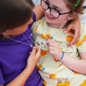 Kompishalsband på svenska "Bästa Vänner" i stål, 2st halsband