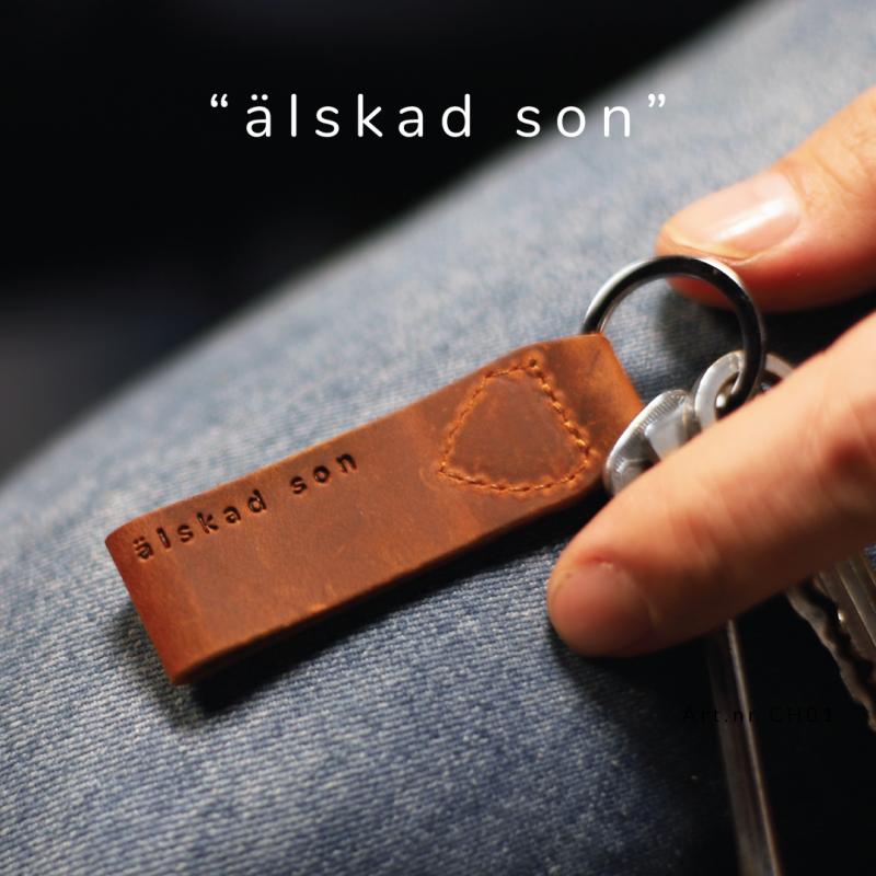 Nyckelring i läder med gravyr - älskad man / son / mamma / dotter / syster... mfl