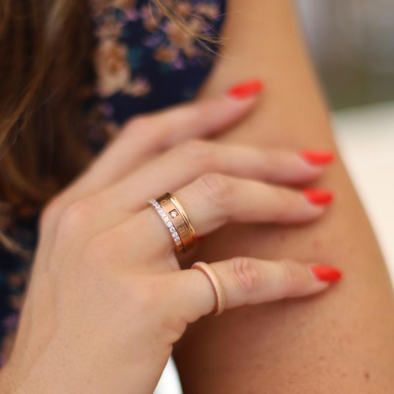 Smal ring i borstad stål. Gravyr "älskad"