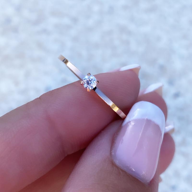 Tunn solitärring med klar briljantslipad Zircon...