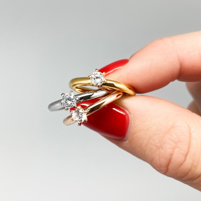 Rund solitärring med klar briljantslipad Zircon...