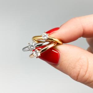 Rund solitärring med klar briljantslipad Zircon...