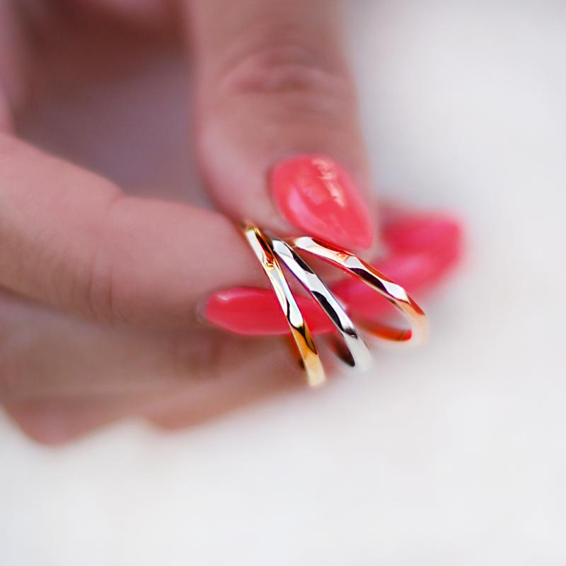 Smal ring med fasade kanter och struktur