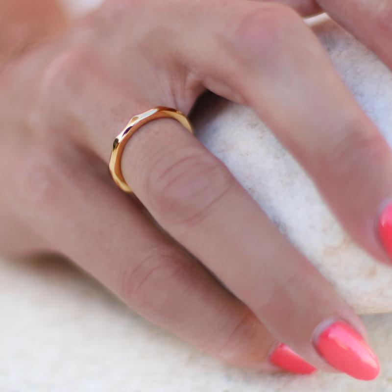 Smal ring med fasade kanter och struktur