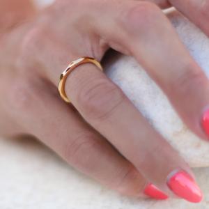 Smal ring med fasade kanter och struktur