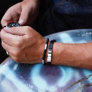 Läderarmband med "älskad" i punktskrift, 8mm