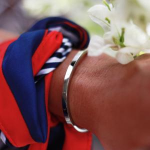 Stelt armband med graverat citat