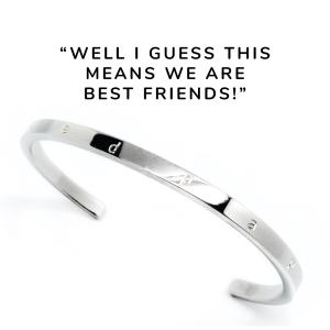 Stelt armband med graverat citat