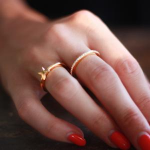 Smal ring med fjäril och gravyr "älskad"