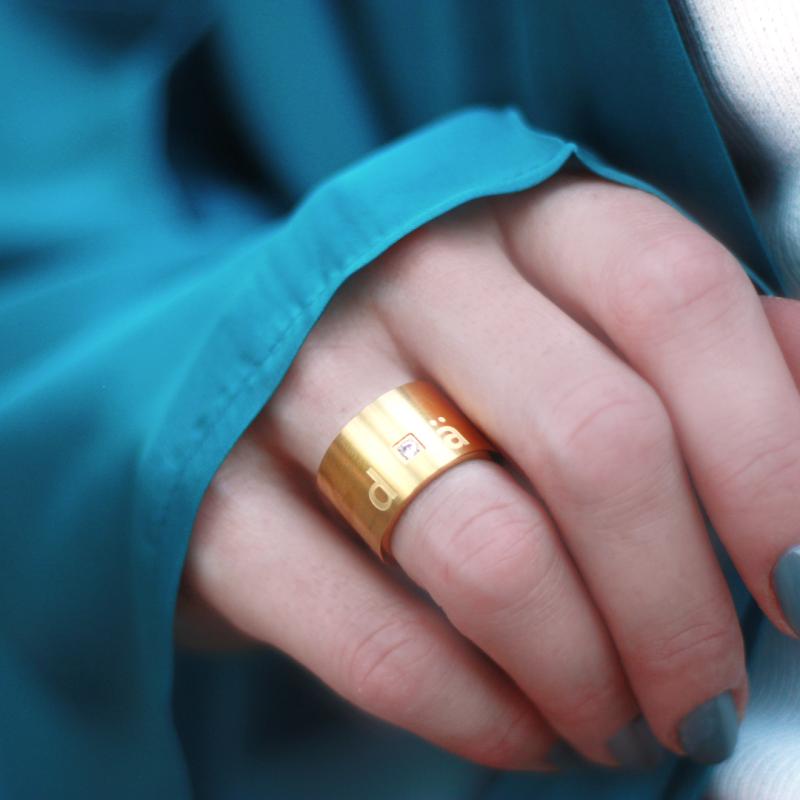 Bred ring med Zirconia sten och gravyr "älskad", Stål / Guld / Rosé