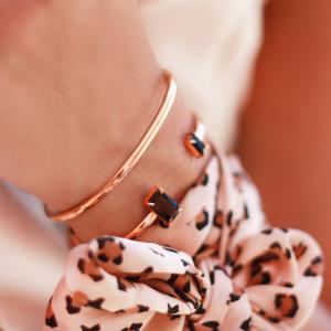 Tunt ställbart armband med gravyr "älskad"