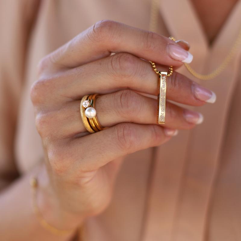 Ring i stål med vit pärla