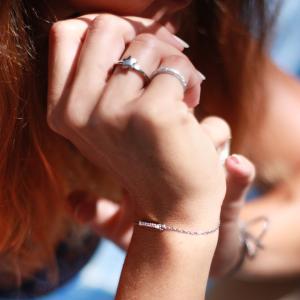 Nätt strassarmband - Egen gravyr ingår