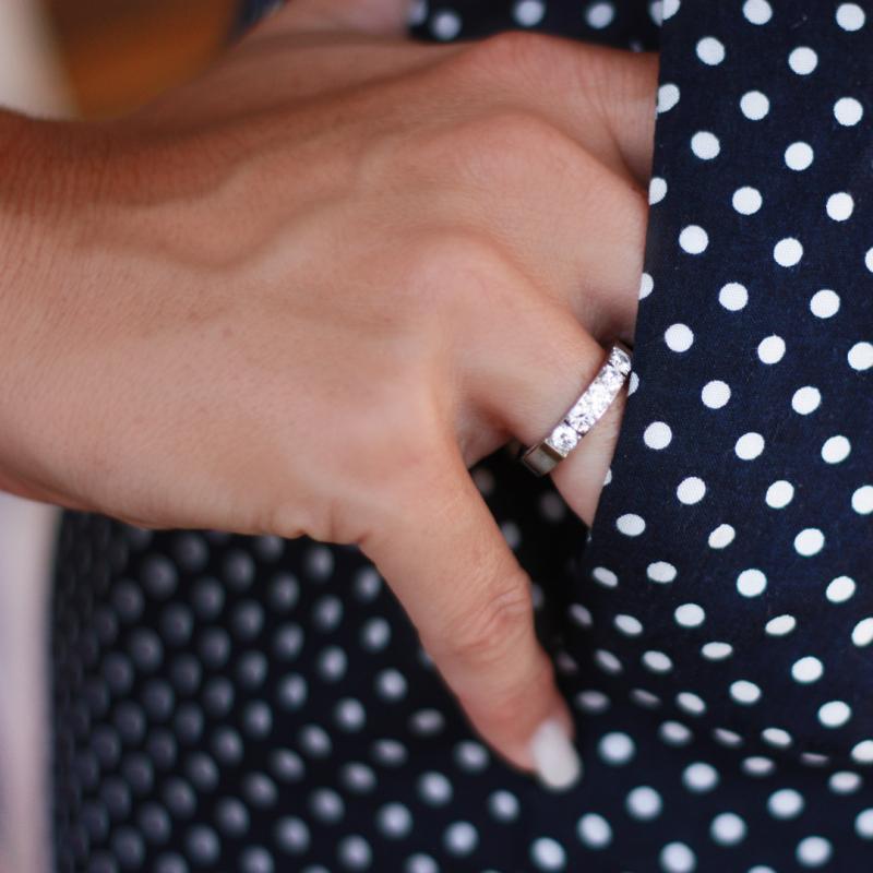 4mm Semi Alliansring med 8st klara Zirconia ste...