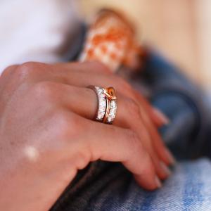 Smal ring med hjärta och gravyr "älskad"