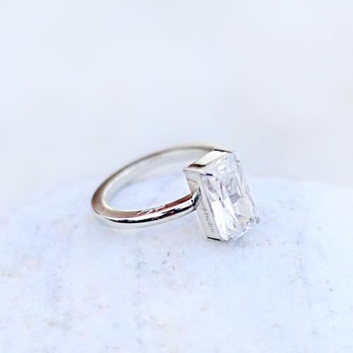 Solitärring med stor smaragdslipad Zirconia ste...