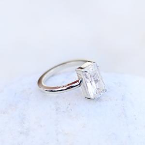 Solitärring med stor smaragdslipad Zirconia ste...