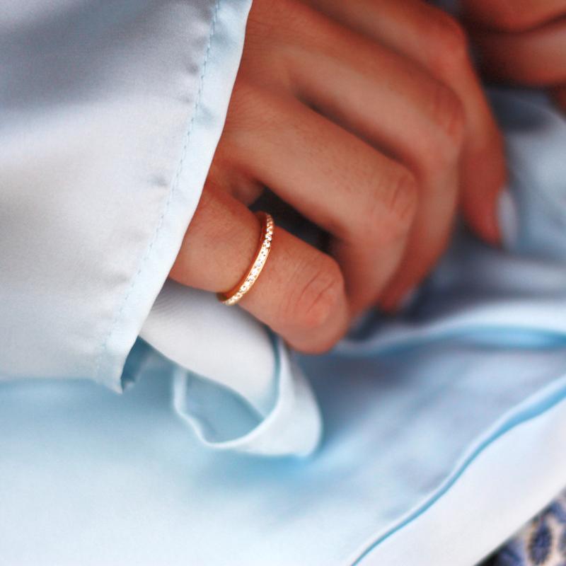 2mm smal Alliansring med klara Zirconia stenar....