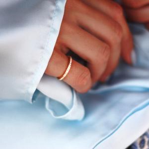 2mm smal Alliansring med klara Zirconia stenar....