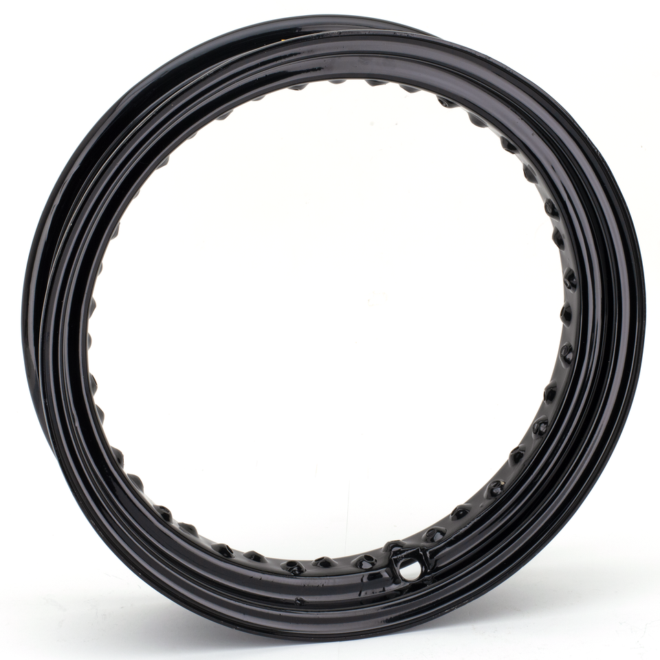Svart pulverlackerad fälg