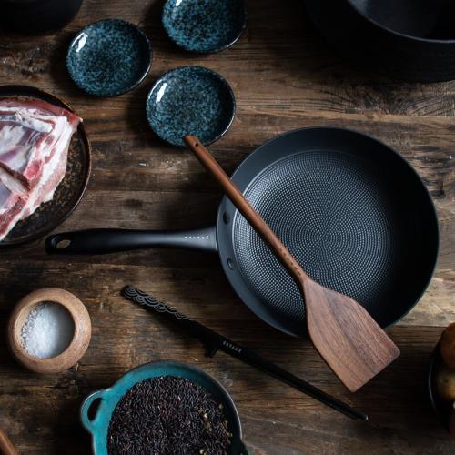 Gjutjärnspanna med Honeycomb keramisk beläggning 24 cm