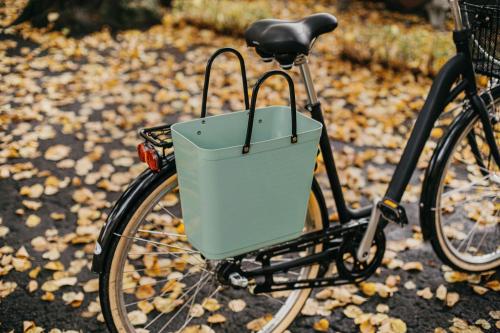 Recycled Plastic väska hög med cykelfäste 14 L olivgrön