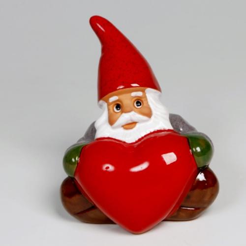 Tomte sitter med hjärta